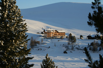Blick über den zugefrorenen Falkertsee zum Heidi-Hotel
