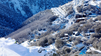 Falls Creek erhebt sich über dem Rock Valley Lake im Bundesstatt Victoria.