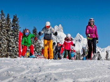 Auch die Kleinen freuen sich auf einen aufregenden Skitag.
