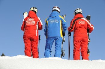 Übung macht den Meister. Die Skilehrer stehen dabei mit Rat und Tat zur Seite.