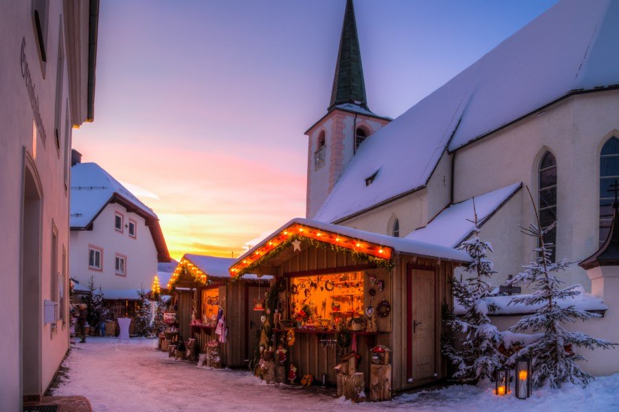 Ortskern von Filzmoos: Nach dem Skifahren laden in der Adventszeit die Stände zum Vorbeischlendern und Verweilen ein.