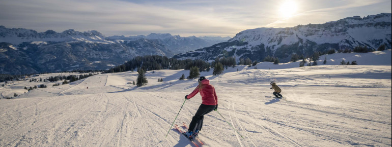 Skifahren am Morgen.