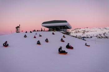 Jeden Dienstagabend machen Rodelfans die Piste unsicher.
