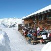 In uriger Atmosphäre kannst du auf der Terrasse der Elsighütte die Sonne genießen.