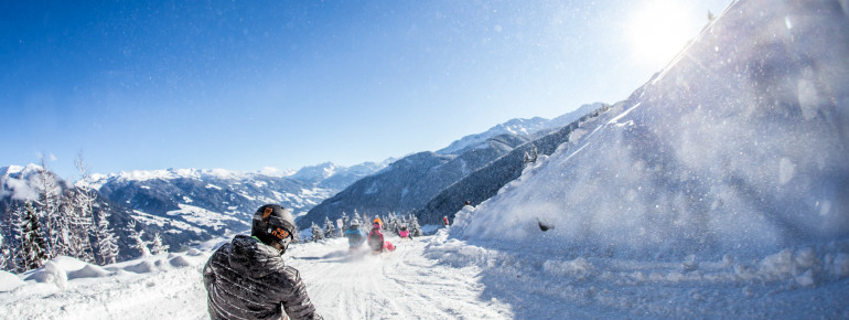 Die 5,5 Kilometer lange Rodelbahn führt von der Bergstation zur Mittelstation der Spieljochbahn.