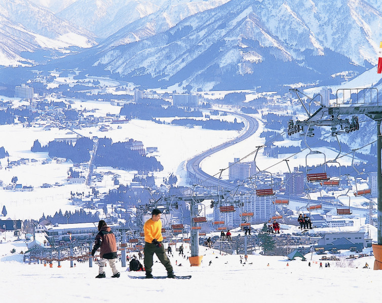 Ishiuchi Maruyama Ski- und Snowboard-Resort ist eines der größeren Skigebiete in Japan und in der Minamiuonuma Region der Präfektur Niigata.