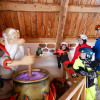 Im Galstiland fahren die Kids auf Skiern durch das Gallische Dorf.