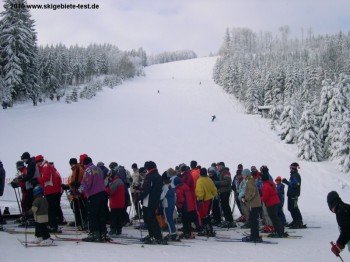 Das Skigebiet Geißkopf befindet sich auf einer Höhe zwischen 835 und 116 Metern