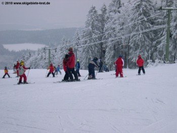 Skianfänger erhalten am Geißkopf Hilfe von der Skischule Schneider
