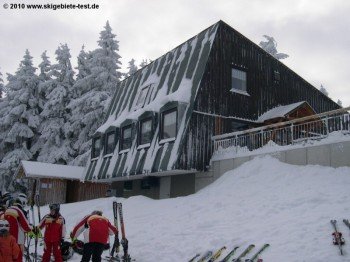 In der Geißkopfhütte werden bayerische Schmankerl und süffiges Irlbacher Bier angeboten