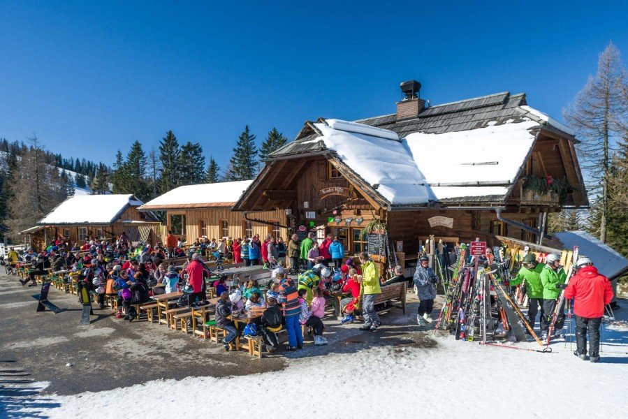 Auf der Terrasse der Huaba Hütte kann man gut Sonne tanken.
