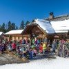 Auf der Terrasse der Huaba Hütte kann man gut Sonne tanken.