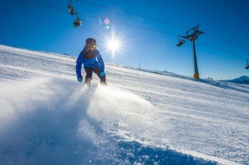 Boarder und Freerider erfreuen sich sowohl an den präparierten Pisten sowie an den Naturbahnen und Tiefschneeabfahrten des Skigebiets.