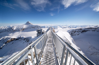 Die Hängebrücke ist mehr als 100 Meter lang.