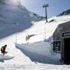 Über einen 265 Meter langen Skitunnel kommt man zur Black Wall Piste.