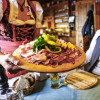 Tiroler Köstlichkeiten gibt es auf den Hütten.