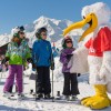 Im Familienpark wartet Maskottchen SiSu auf die Kinder.