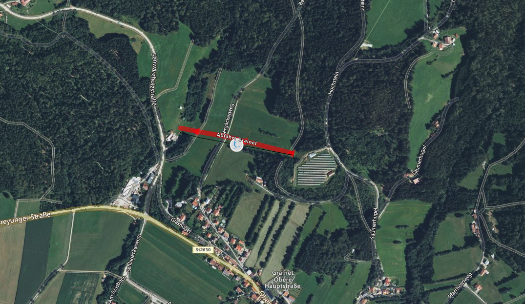 Der Skilift liegt am nördlichen Ortsrand von Grainet.