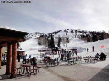 Morgendlicher Blick auf den 4er Sessellift Dreamcatcher, der die Skifahrer von den Parkplätzen ins Skigebiet bringt.