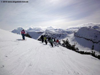 Skifahrer queren auf der Teton Vista Traverse, um einen Blick auf den 4197m hohen Berg Grand Teton zu erhaschen.