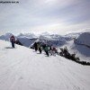 Skifahrer queren auf der Teton Vista Traverse, um einen Blick auf den 4197m hohen Berg Grand Teton zu erhaschen.