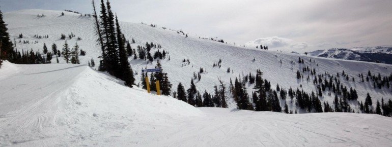 Blick auf die schwarzen Powderhänge "The Good", "The Bad", "The Ugly" und "The East Woods".