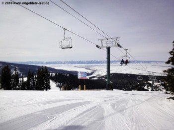 Vom Dreamcatcher Lift führen zahlreiche mittelschwere (in USA blau markierte) Pisten ins Tal. Wer noch etwas unsicher auf Skiern steht, sollte sich eher in der Beginner Area im Tal aufhalten.