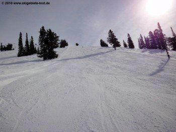 Wer einigermaßen sicher im Skifahren ist, kann auch die hervorragend präparierten mittelschweren Pisten (in USA blau markiert) erkunden.