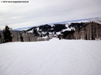 Blick vom Übungsgelände auf Talstation und Parkplatzanlagen.