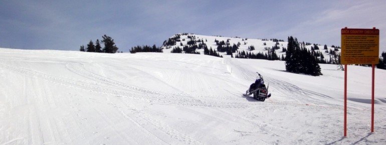 Backcountry Checklist: Oberhalb des Sesselliftes Sacajawea befindet sich die sog. "Guided Catskiing Area". Mit dem Schneemobil sucht man sich hier die schönsten Abfahrten im Tiefschnee.