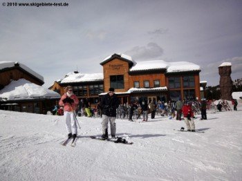 Die Rendezvous Lodge mit schöner Sonnenterrasse an der Talstation des Dreamcatcher Lifts!