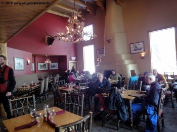 Gehobenes Ambiente und offener Kamin in der Rendezvous Lodge!