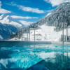 Nach dem Skifahren geht es zum Entspannen in die Felsentherme.