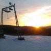Die Sonne geht unter über dem Sauerland. Durch die Flutlichtbeleuchtung ist Skifahren am Grevenstein Skilift jedoch auch abends möglich.