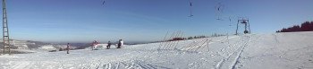 Am oberen Ende des Schlepplifts angekommen kann man einen wunderbaren Ausblick ins Sauerland genießen.