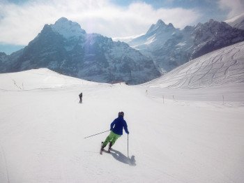 Unterwegs in Grindelwald First mit Blick auf Mönch (4107m) und Jungfrau (4158m)