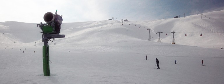 Blick auf die blauen Piste Nr. 2 an der Bergstation der Gondel Grindelwald Grund - Männlichen