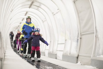 Die Kleinsten wagen ihre ersten Schwünge auf sanften Übungshängen.