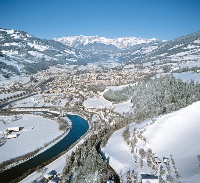 Talansicht von Sankt Johann mit Blick Richtung Tennengebirge.