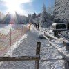 Am Übungslift probieren sich alle Skianfänger