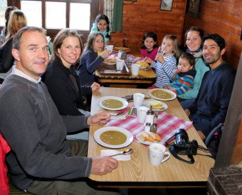 Hungrige Skifahrer stärken sich in der Bocksberghütte