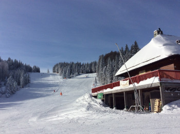 An der Haldenköpfle Hütte hat man einen tollen Blick auf die Pisten.