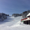 An der Haldenköpfle Hütte hat man einen tollen Blick auf die Pisten.