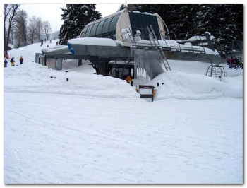 Es gibt 3 Sessellifte im Skigebiet.