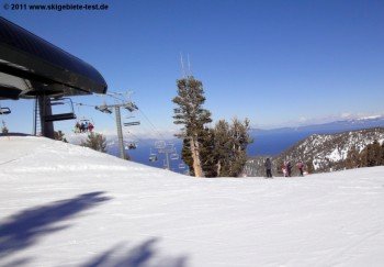 Blick auf den Gunbarrel Express Lift mit Lake Tahoe im Hintergrund!