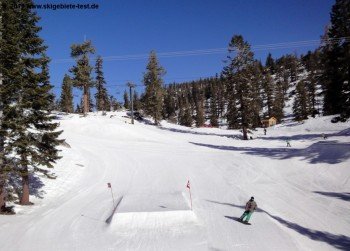Die Jumps im Progression Park sind auch für weniger geübte Boarder leicht zu meistern.