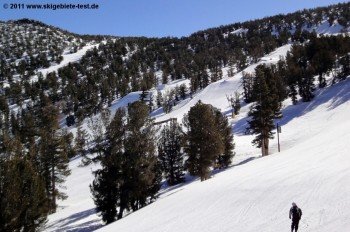 Blick auf den oberen Teil des anspruchsvollsten Funparks im Skigebiet: High Roller Park!