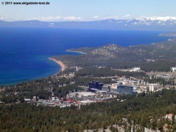 Schön zu erkennen ist die Staatsgrenze, die direkt durch South Lake Tahoe läuft. Auf kalifornischer Seite gibt es viele gemütlich Bars und Restaurants, während in Nevada große Casinos das Ortsbild prä