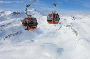 In der Großglockner Panoramabahn erhält man einen traumhaften Ausblick in die verschneite Berglandschaft.