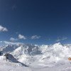 Hier genießt man eine weite Aussicht auf die umliegende Berglandschaft.